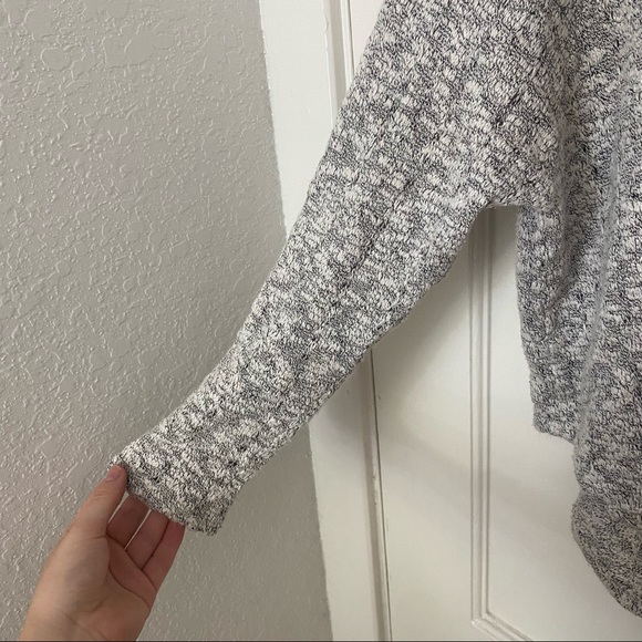 🤍 UO LIGHT SWEATER 🤍 - Picture 4 of 5